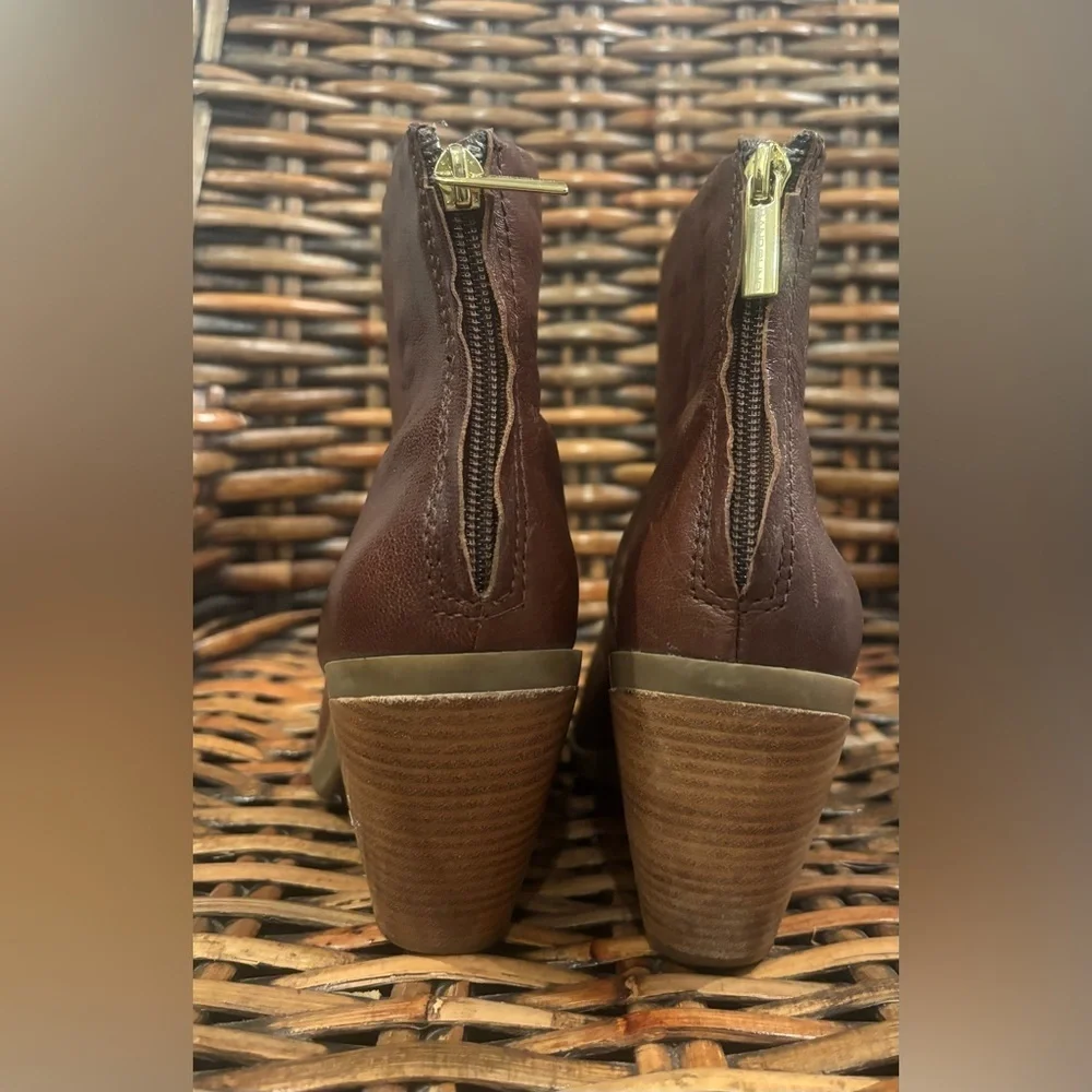 Bandolino Cap Toe Ankle Genuine Leather booties in size 8. Great condition